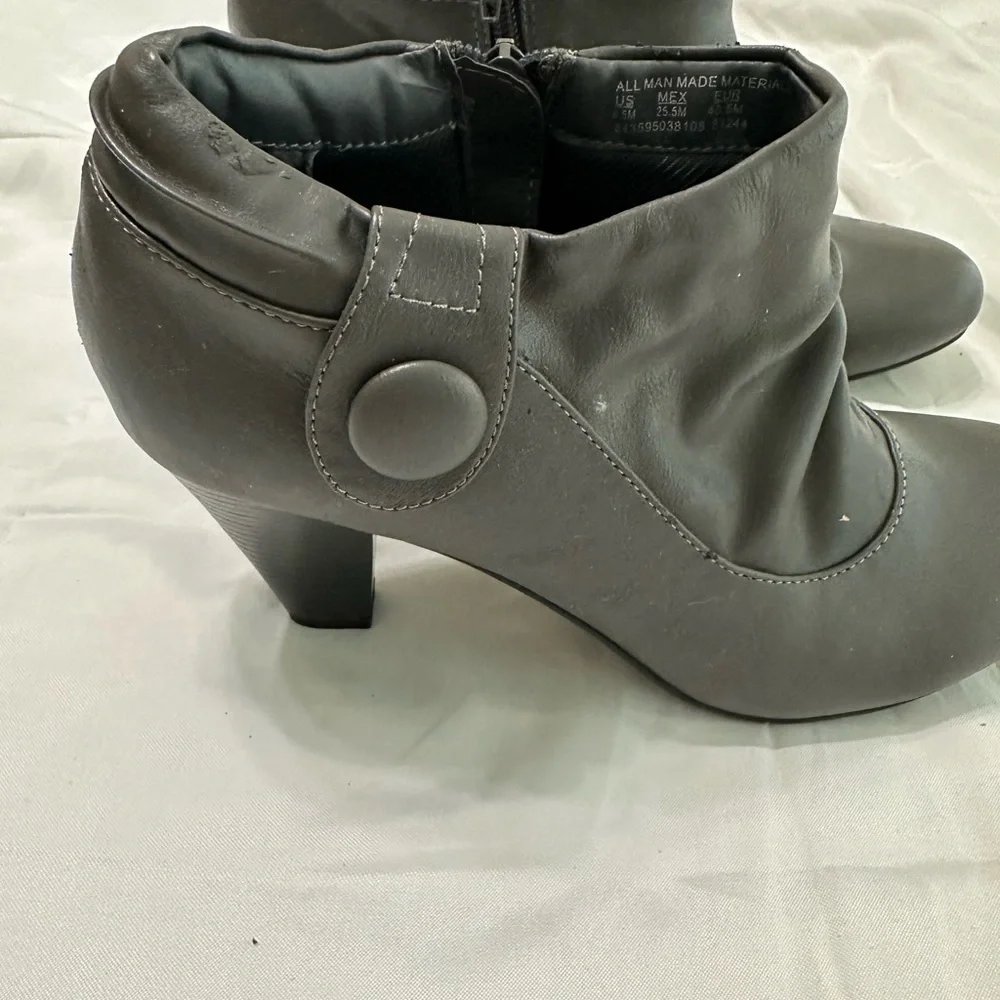 💙3/$20 WOMEN’S grey heeled boots size 8.5